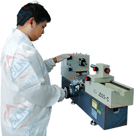 工程師進(jìn)行儀器校準(zhǔn)